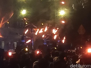 Nyala Api dari Fire Dance Terangi Malam WJF 2024