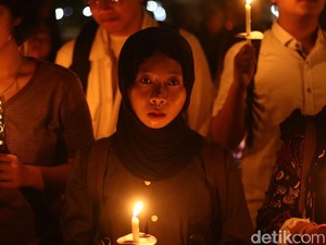 Prihatin Kondisi Demokrasi, Mahasiswa-Dosen UGM Nyalakan Lilin di Balairung