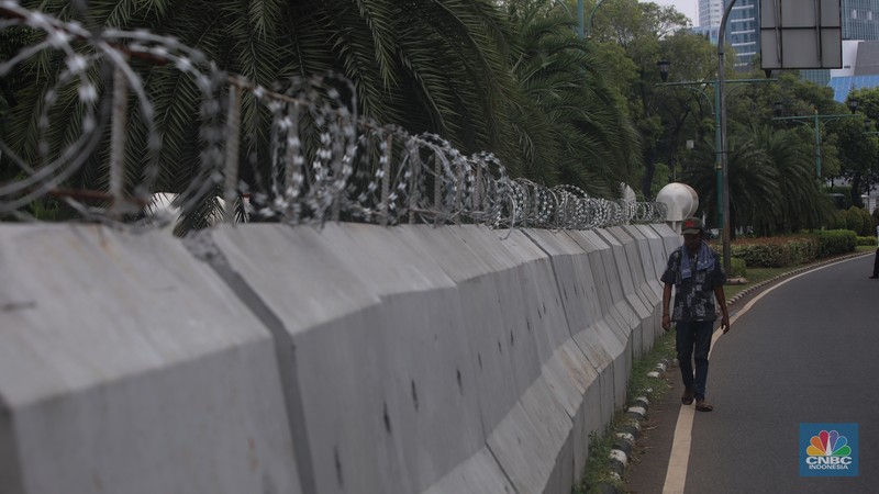 Anggota kepolisian melakuakan penjagaan di sekitar gedung KPU RI, Jakarta, Senin (26/8/2024). (CNBC Indonesia/Faisal Rahman)