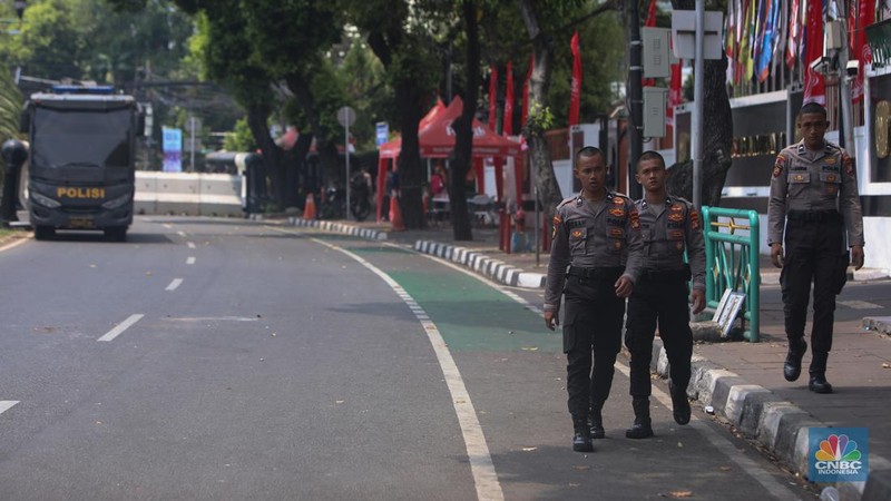 Anggota kepolisian melakuakan penjagaan di sekitar gedung KPU RI, Jakarta, Senin (26/8/2024). (CNBC Indonesia/Faisal Rahman)