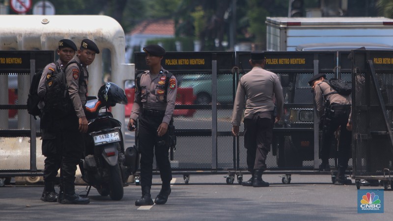 Anggota kepolisian melakuakan penjagaan di sekitar gedung KPU RI, Jakarta, Senin (26/8/2024). (CNBC Indonesia/Faisal Rahman)