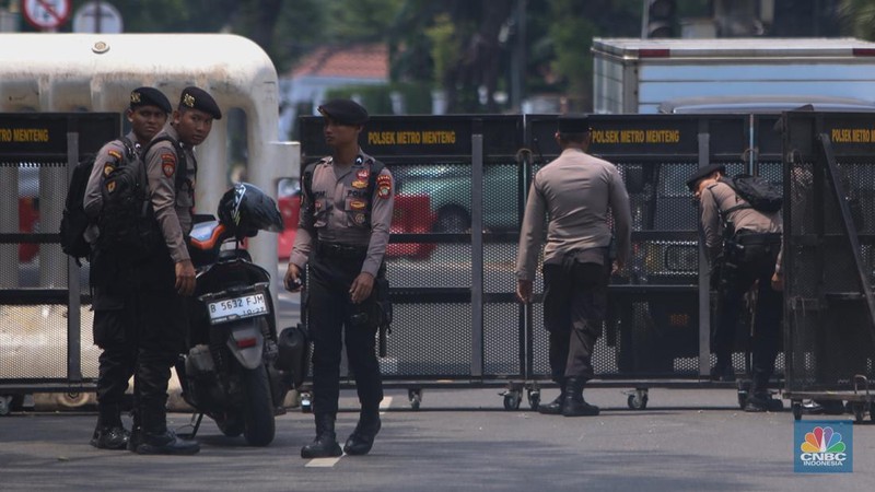 Anggota kepolisian melakuakan penjagaan di sekitar gedung KPU RI, Jakarta, Senin (26/8/2024). (CNBC Indonesia/Faisal Rahman)