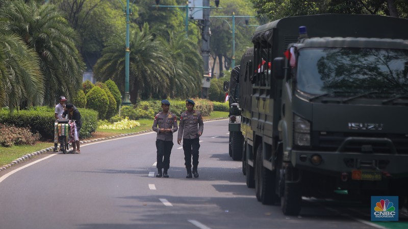 Anggota kepolisian melakuakan penjagaan di sekitar gedung KPU RI, Jakarta, Senin (26/8/2024). (CNBC Indonesia/Faisal Rahman)
