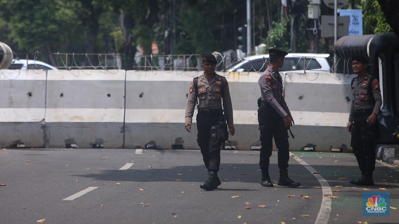 Anggota kepolisian melakuakan penjagaan di sekitar gedung KPU RI, Jakarta, Senin (26/8/2024). (CNBC Indonesia/Faisal Rahman)