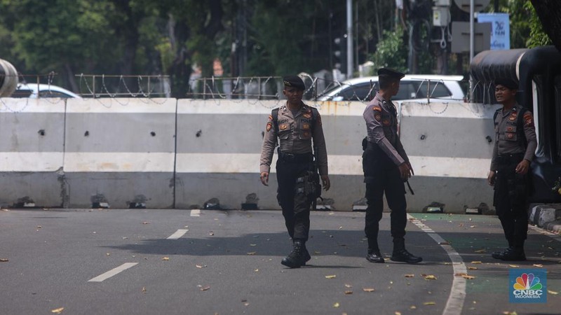 Anggota kepolisian melakuakan penjagaan di sekitar gedung KPU RI, Jakarta, Senin (26/8/2024). (CNBC Indonesia/Faisal Rahman)
