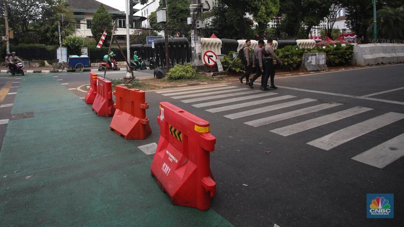 Anggota kepolisian melakuakan penjagaan di sekitar gedung KPU RI, Jakarta, Senin (26/8/2024). (CNBC Indonesia/Faisal Rahman)