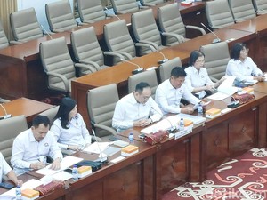 Pengusaha Keramik Curhat ke DPR: Kami Sedang Tidak Baik-baik Saja