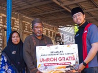 MS GLOW Beri Kejutan Umrah untuk Guru Ngaji di Bangkalan