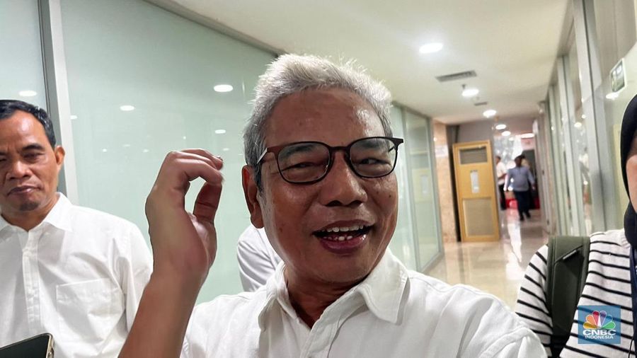 Ketua Perkumpulan Pensiunan Jiwasraya (PPJ) Pusat De Yong Adrian, di Gedung DPR RI, Senin, (26/8/2024). (CNBC Indonesia/Mentari Puspadini)