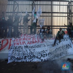 Mahasiswa Demo di Depan DPR, Bakar Ban Hingga Corat-Coret Pagar