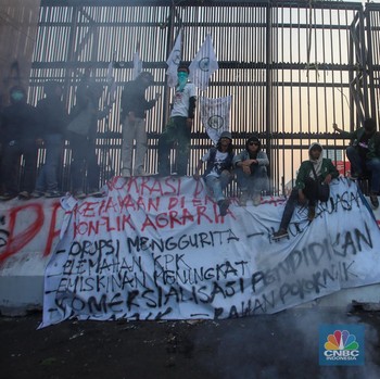Mahasiswa Demo di Depan DPR, Bakar Ban Hingga Corat-Coret Pagar