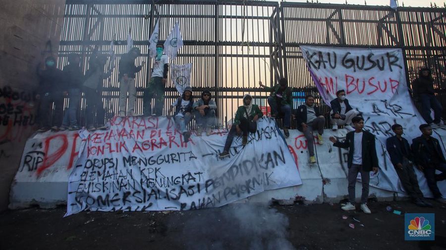 Massa mahasiswa kembali menggelar demonstrasi di depan Gedung DPR/MPR, Senayan, Jakarta Selatan. Mereka berdemo dengan aspirasi untuk mengawal putusan Mahkamah Konstitusi (MK) terkait revisi Undang-Undang Pilkada. (վ/Faisal Rahman)
