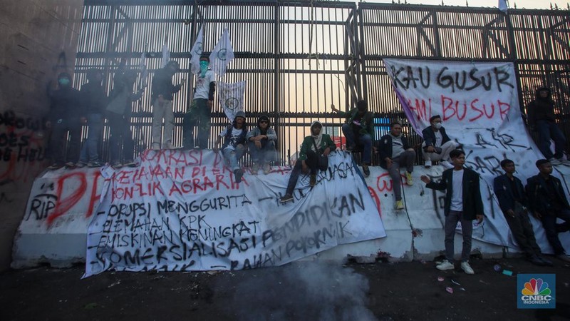 Massa mahasiswa kembali menggelar demonstrasi di depan Gedung DPR/MPR, Senayan, Jakarta Selatan. Mereka berdemo dengan aspirasi untuk mengawal putusan Mahkamah Konstitusi (MK) terkait revisi Undang-Undang Pilkada. (վ/Faisal Rahman)