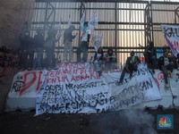 Mahasiswa Demo di Depan DPR, Bakar Ban Hingga Corat-Coret Pagar