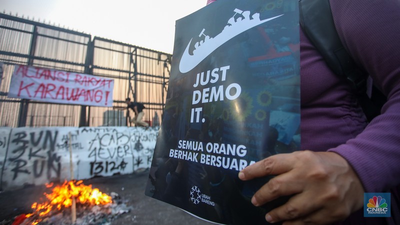 Massa mahasiswa kembali menggelar demonstrasi di depan Gedung DPR/MPR, Senayan, Jakarta Selatan. Mereka berdemo dengan aspirasi untuk mengawal putusan Mahkamah Konstitusi (MK) terkait revisi Undang-Undang Pilkada. (CNBC Indonesia/Faisal Rahman) Massa mahasiswa kembali menggelar demonstrasi di depan Gedung DPR/MPR, Senayan, Jakarta Selatan. Mereka berdemo dengan aspirasi untuk mengawal putusan Mahkamah Konstitusi (MK) terkait revisi Undang-Undang Pilkada. (CNBC Indonesia/Faisal Rahman)