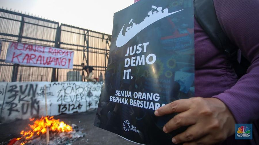 Massa mahasiswa kembali menggelar demonstrasi di depan Gedung DPR/MPR, Senayan, Jakarta Selatan. Mereka berdemo dengan aspirasi untuk mengawal putusan Mahkamah Konstitusi (MK) terkait revisi Undang-Undang Pilkada. (վ/Faisal Rahman)