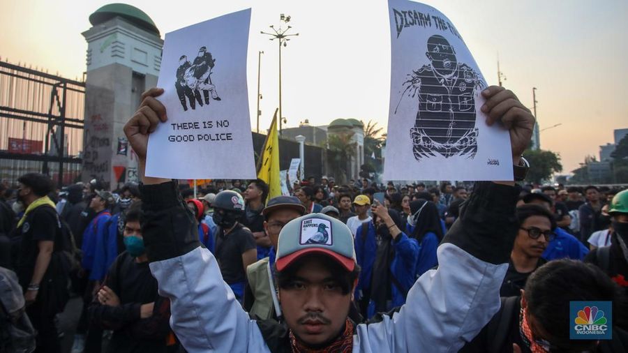 Massa mahasiswa kembali menggelar demonstrasi di depan Gedung DPR/MPR, Senayan, Jakarta Selatan. Mereka berdemo dengan aspirasi untuk mengawal putusan Mahkamah Konstitusi (MK) terkait revisi Undang-Undang Pilkada. (վ/Faisal Rahman)