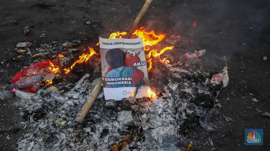 Massa mahasiswa kembali menggelar demonstrasi di depan Gedung DPR/MPR, Senayan, Jakarta Selatan. Mereka berdemo dengan aspirasi untuk mengawal putusan Mahkamah Konstitusi (MK) terkait revisi Undang-Undang Pilkada. (վ/Faisal Rahman)