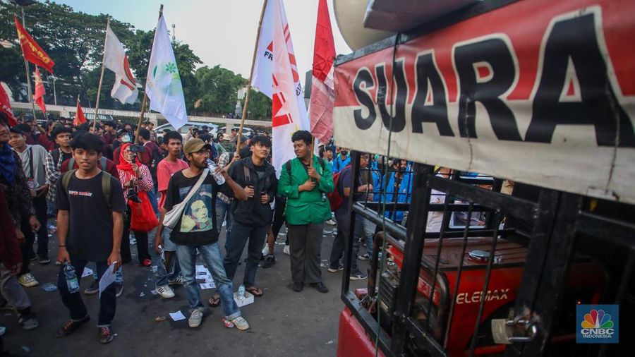 Massa mahasiswa kembali menggelar demonstrasi di depan Gedung DPR/MPR, Senayan, Jakarta Selatan. Mereka berdemo dengan aspirasi untuk mengawal putusan Mahkamah Konstitusi (MK) terkait revisi Undang-Undang Pilkada. (վ/Faisal Rahman)