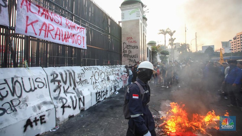 Massa mahasiswa kembali menggelar demonstrasi di depan Gedung DPR/MPR, Senayan, Jakarta Selatan. Mereka berdemo dengan aspirasi untuk mengawal putusan Mahkamah Konstitusi (MK) terkait revisi Undang-Undang Pilkada. (վ/Faisal Rahman)
