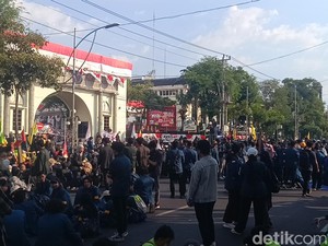 Massa Mahasiswa Kepung Balai Kota Semarang, Jalan Pemuda Ditutup
