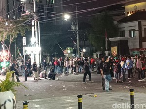 Demo di Semarang Memanas, Massa Pelajar Datang Ambil Posisi Terdepan