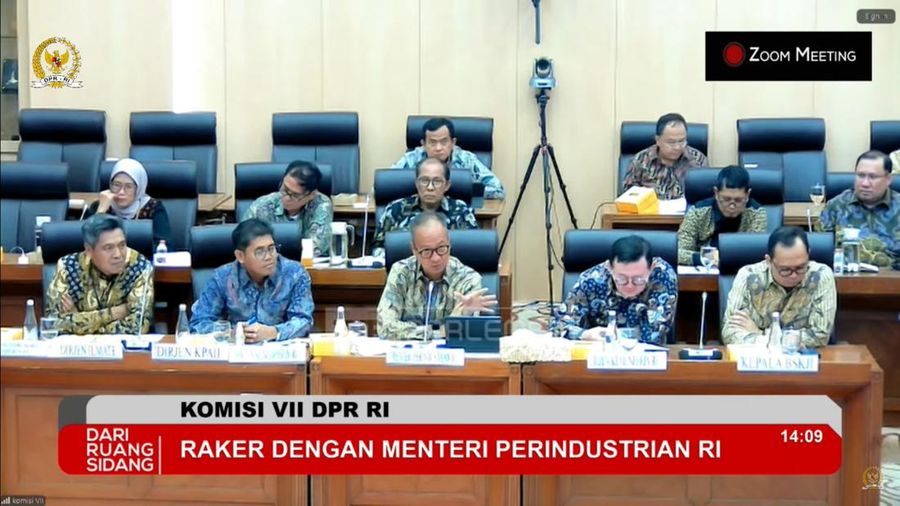 Menperin Agus Gumiwang Kartasasmita (tengah) saat Raker dengan Komisi VII DPR, Senin (26/8/2024). (Tangkapan layar Youtube Komisi VII DPR)