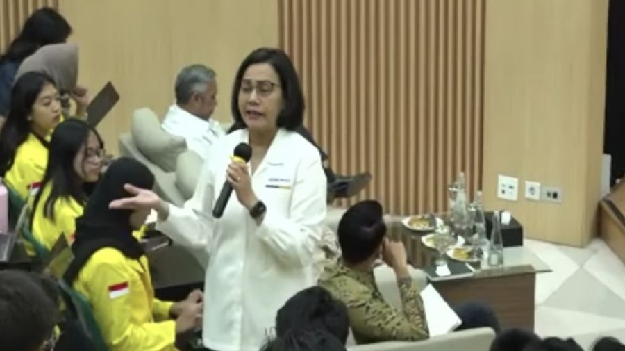 Menteri Keuangan (Menkeu), Sri Mulyani Indrawati dalam Kuliah Perdana Pengantar Ekonomi di Universitas Indonesia, Senin (26/8/2024). (Tangkapan Layar Youtube FEB UI)