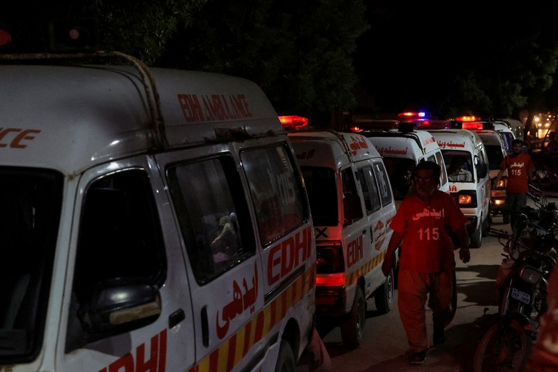 Relawan mengevakuasi jenazah dan penumpang yang terluka dari bus yang rusak akibat jatuh ke jurang, dekat Kahuta, Pakistan, Minggu, 25 Agustus 2024. (AP Photo)