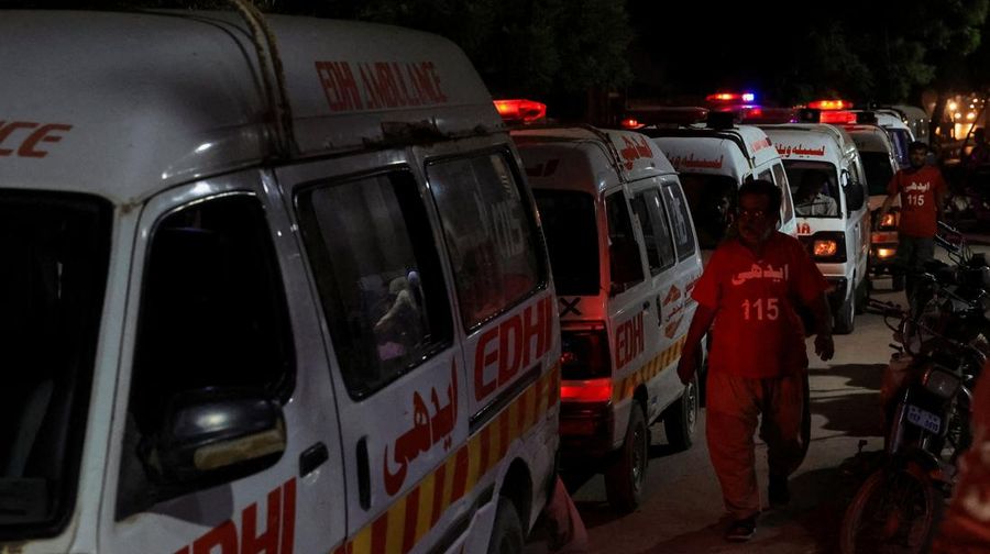 Relawan mengevakuasi jenazah dan penumpang yang terluka dari bus yang rusak akibat jatuh ke jurang, dekat Kahuta, Pakistan, Minggu, 25 Agustus 2024. (AP Photo)