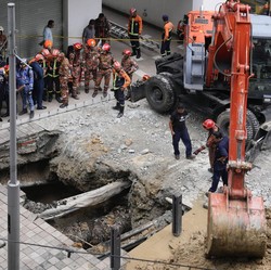 Hati-Hati Warga RI, Setelah KL Sinkhole Muncul 'Telan' Mobil di Seoul