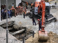 Hati-Hati Warga RI, Setelah KL Sinkhole Muncul 'Telan' Mobil di Seoul