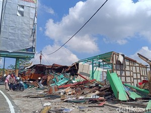 Pedagang di Puncak Histeris Lihat Kios Dibongkar: Mata Pencarian Saya