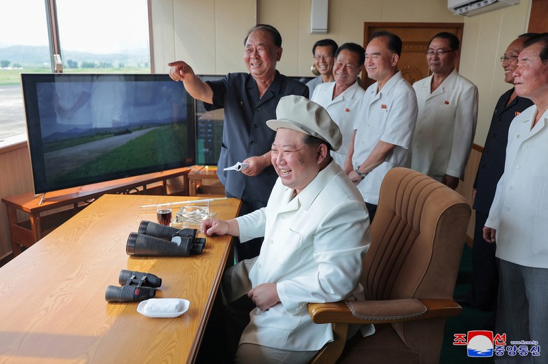 Pemimpin Korea Utara Kim Jong Un mengawasi uji kinerja pesawat nirawak yang dikembangkan di negara itu, kata media pemerintah KCNA pada hari Senin (26/8/2024). Pemimpin Korea Utara Kim Jong Un mengawasi uji kinerja pesawat nirawak yang dikembangkan di negara itu, kata media pemerintah KCNA pada hari Senin (26/8/2024). (Tangkapan Layar Video Reuters/KCNA)
