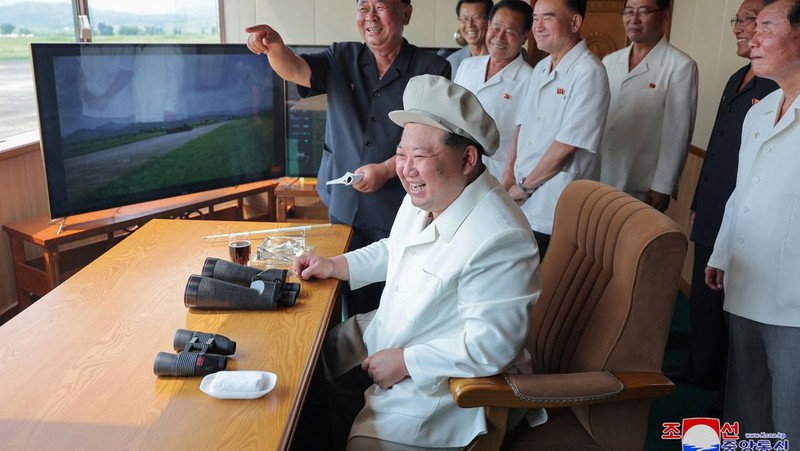Pemimpin Korea Utara Kim Jong Un mengawasi uji kinerja pesawat nirawak yang dikembangkan di negara itu, kata media pemerintah KCNA pada hari Senin (26/8/2024). (Tangkapan Layar Video Reuters/KCNA)