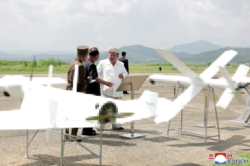 Pemimpin Korea Utara Kim Jong Un mengawasi uji kinerja pesawat nirawak yang dikembangkan di negara itu, kata media pemerintah KCNA pada hari Senin (26/8/2024). Pemimpin Korea Utara Kim Jong Un mengawasi uji kinerja pesawat nirawak yang dikembangkan di negara itu, kata media pemerintah KCNA pada hari Senin (26/8/2024). (Tangkapan Layar Video Reuters/KCNA)