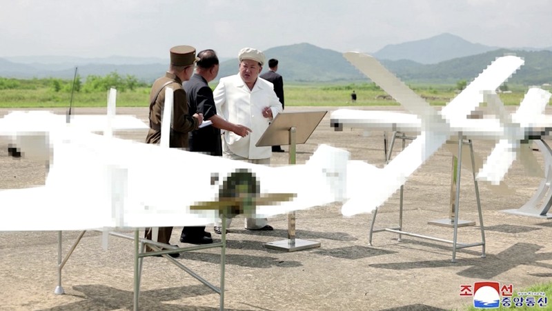 Pemimpin Korea Utara Kim Jong Un mengawasi uji kinerja pesawat nirawak yang dikembangkan di negara itu, kata media pemerintah KCNA pada hari Senin (26/8/2024). (Tangkapan Layar Video Reuters/KCNA)