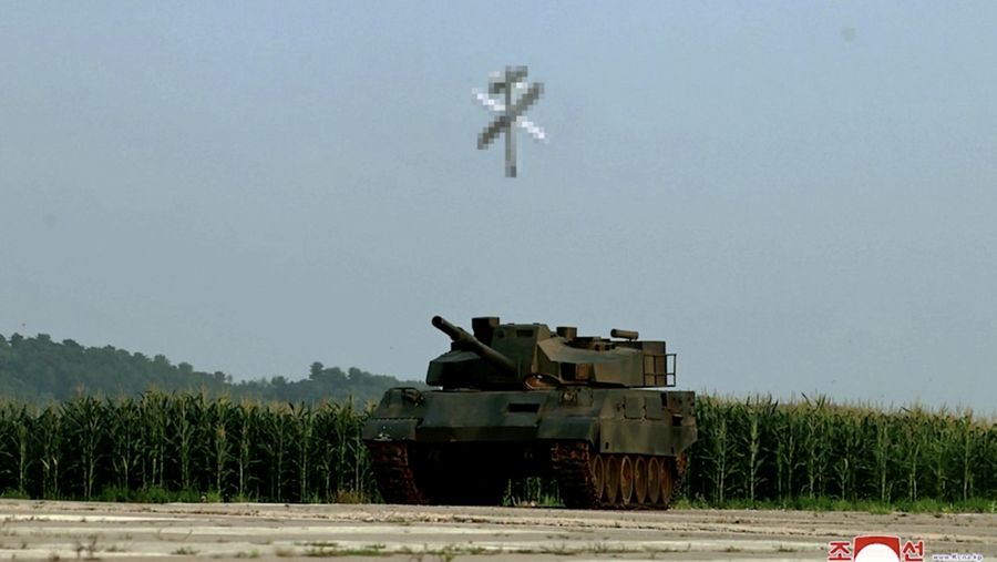 Pemimpin Korea Utara Kim Jong Un mengawasi uji kinerja pesawat nirawak yang dikembangkan di negara itu, kata media pemerintah KCNA pada hari Senin (26/8/2024). (Tangkapan Layar Video Reuters/KCNA)