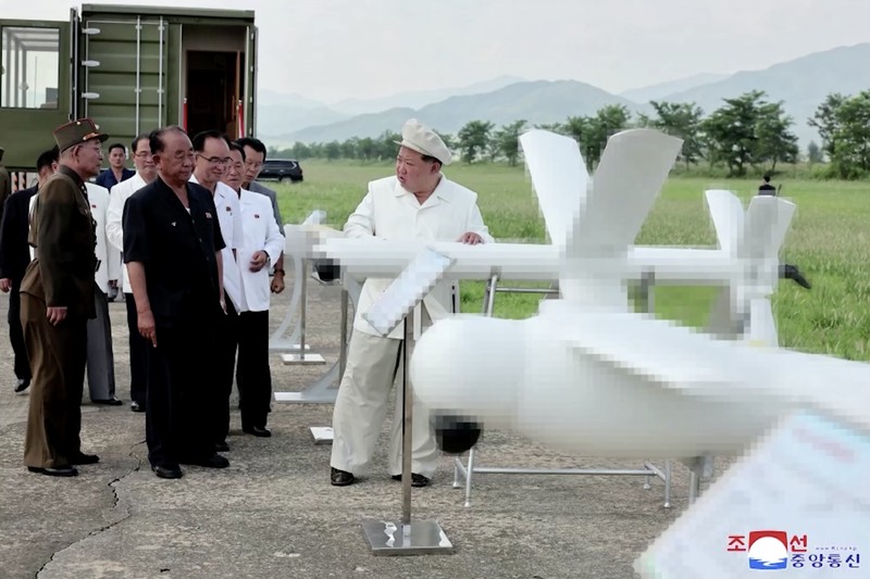 Pemimpin Korea Utara Kim Jong Un mengawasi uji kinerja pesawat nirawak yang dikembangkan di negara itu, kata media pemerintah KCNA pada hari Senin (26/8/2024). Pemimpin Korea Utara Kim Jong Un mengawasi uji kinerja pesawat nirawak yang dikembangkan di negara itu, kata media pemerintah KCNA pada hari Senin (26/8/2024). (Tangkapan Layar Video Reuters/KCNA)