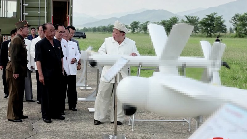 Pemimpin Korea Utara Kim Jong Un mengawasi uji kinerja pesawat nirawak yang dikembangkan di negara itu, kata media pemerintah KCNA pada hari Senin (26/8/2024). (Tangkapan Layar Video Reuters/KCNA)