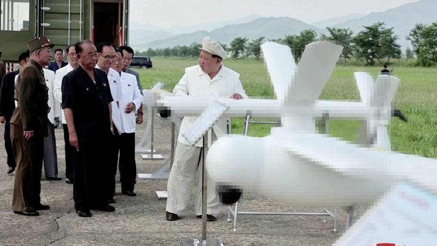 Pemimpin Korea Utara Kim Jong Un mengawasi uji kinerja pesawat nirawak yang dikembangkan di negara itu, kata media pemerintah KCNA pada hari Senin (26/8/2024). (Tangkapan Layar Video Reuters/KCNA)