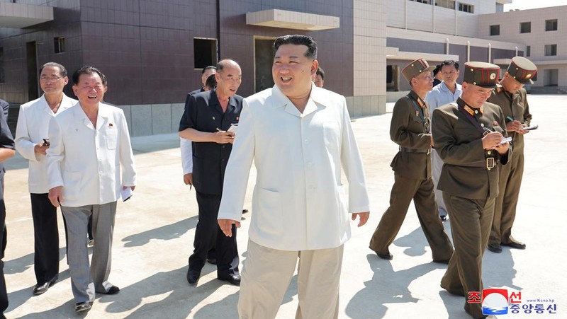 Pemimpin Korea Utara Kim Jong Un mengawasi uji kinerja pesawat nirawak yang dikembangkan di negara itu, kata media pemerintah KCNA pada hari Senin (26/8/2024). (Tangkapan Layar Video Reuters/KCNA)