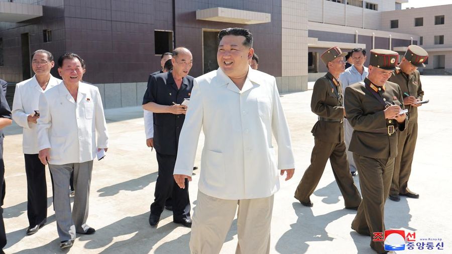 Pemimpin Korea Utara Kim Jong Un tersenyum saat mengunjungi lokasi pembangunan berbagai pabrik industri Korea Utara pada hari Sabtu dan Minggu, di lokasi yang dirahasiakan di Korea Utara, dalam foto tanpa tanggal yang dirilis oleh Kantor Berita Pusat Korea resmi Korea Utara pada tanggal 26 Agustus 2024. (KCNA via REUTERS)