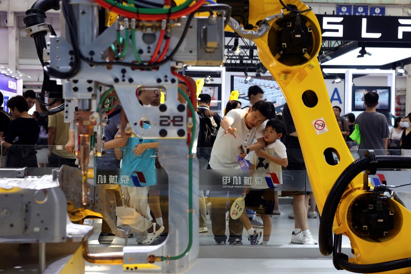 Seorang pekerja berjalan melewati berbagai jenis robot mirip manusia di Konferensi Robot Dunia yang diadakan di Beijing, Rabu, 21 Agustus 2024. Seorang pekerja berjalan melewati berbagai jenis robot mirip manusia di Konferensi Robot Dunia yang diadakan di Beijing, Rabu, 21 Agustus 2024. (AP Photo/Ng Han Guan)