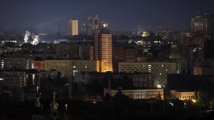 Personel layanan Ukraina menggunakan lampu sorot saat mencari pesawat nirawak di langit kota selama serangan rudal dan pesawat nirawak Rusia, di tengah serangan Rusia terhadap Ukraina, di Kyiv, Ukraina, 11 Agustus 2024. (REUTERS/Gleb Garanich/Foto arsip Beli Hak Lisensi)