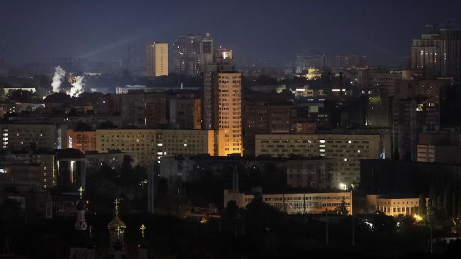 Personel layanan Ukraina menggunakan lampu sorot saat mencari pesawat nirawak di langit kota selama serangan rudal dan pesawat nirawak Rusia, di tengah serangan Rusia terhadap Ukraina, di Kyiv, Ukraina, 11 Agustus 2024. (REUTERS/Gleb Garanich/Foto arsip Beli Hak Lisensi)