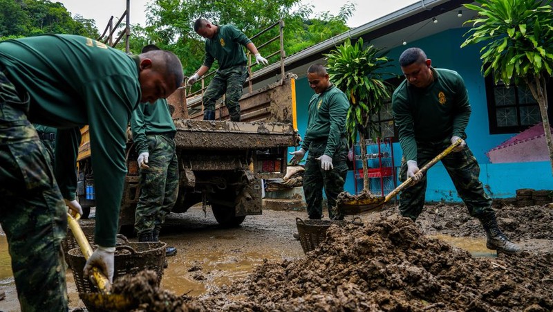 Sejumlah tim penyelamat berupaya mencari para korban longsor di pulau resor Thailand, Phuket, Minggu, (25/8/2024). (Tangkapan Layar Video Reuters/TPBS)