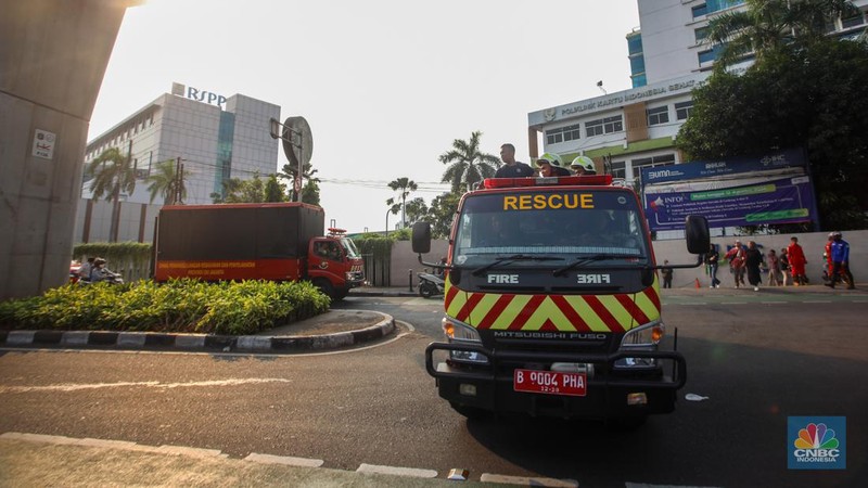 Petugas pemadam kebakaran (Damkar) bersiaga pasca terjadi kebakaran di Rumah Sakit Pusat Pertamina (RSPP), Jakarta, Senin (26/8/2024). (CNBC Indonesia/Faisal Rahman)