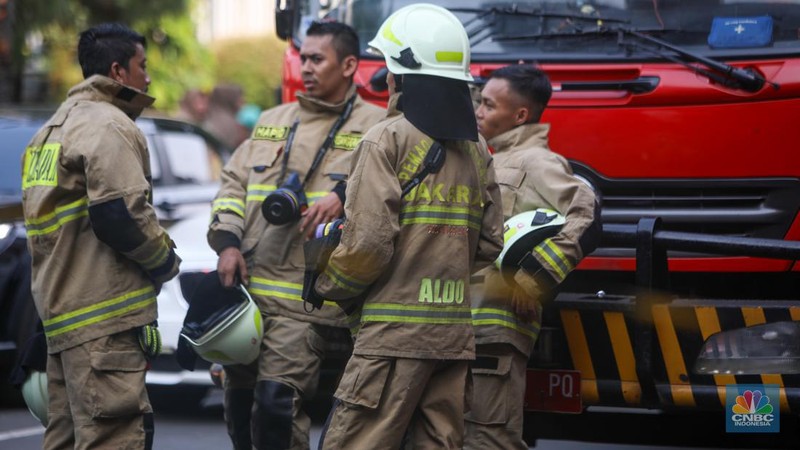 Petugas pemadam kebakaran (Damkar) bersiaga pasca terjadi kebakaran di Rumah Sakit Pusat Pertamina (RSPP), Jakarta, Senin (26/8/2024). (CNBC Indonesia/Faisal Rahman)