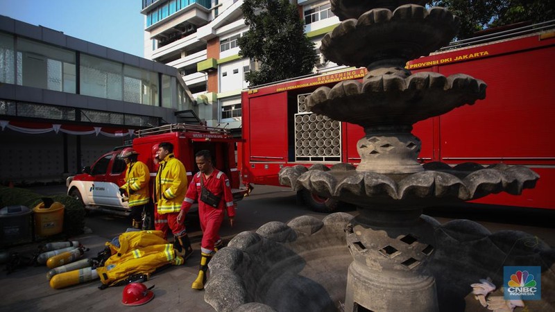 Petugas pemadam kebakaran (Damkar) bersiaga pasca terjadi kebakaran di Rumah Sakit Pusat Pertamina (RSPP), Jakarta, Senin (26/8/2024). (CNBC Indonesia/Faisal Rahman)